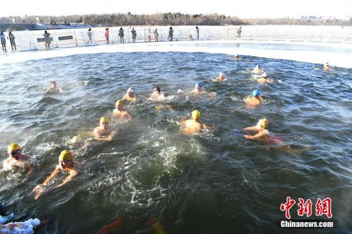 中国各地冬泳爱好者在长春"劈波斩浪"迎新年