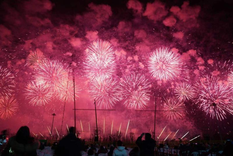 临港新片区滴水湖畔2021新年烟花秀璀璨绽放