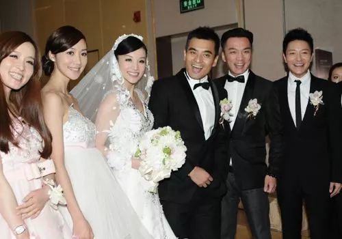 硬汉男演员晒一家四口合照表白妻子:支持妻子工作是家庭责任