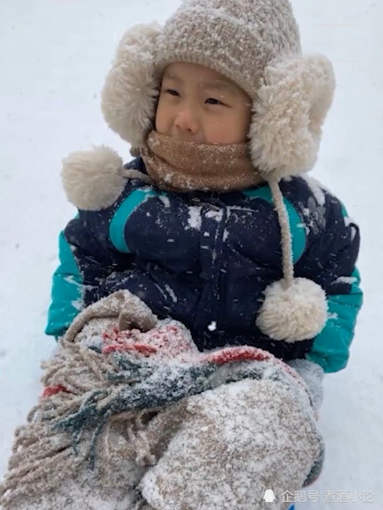 萌娃为拿全勤奖坚持冒雪上学妈妈拉雪橇送到幼儿园