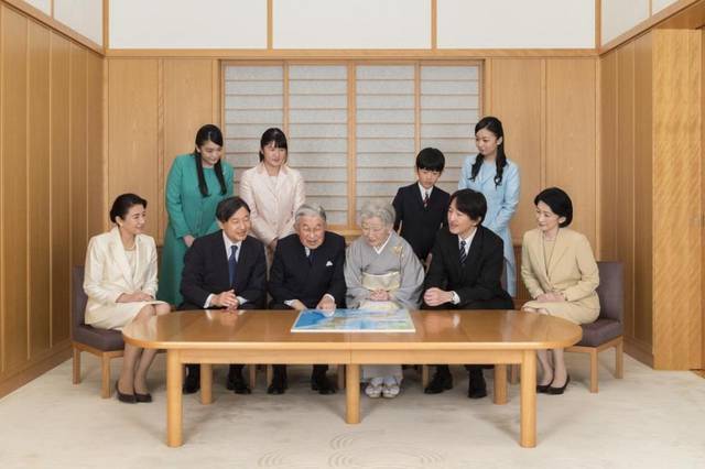 2021年日本皇室最新全家福,创下历史尴尬纪录,合影一