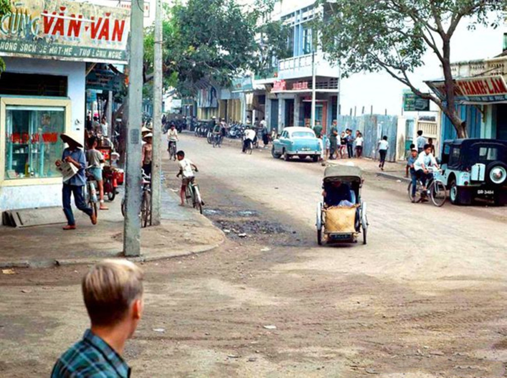 1960年代的越南芽庄,街头一个卖小吃的小摊车.