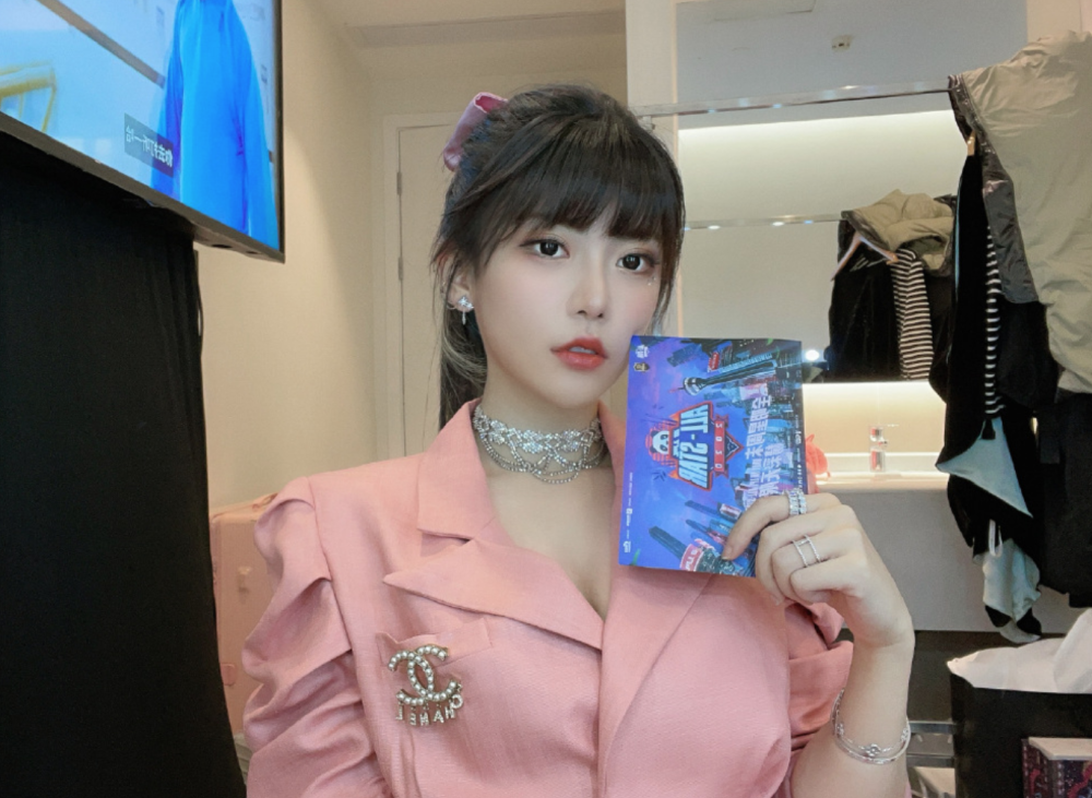 周淑怡晒出全明星后台工作照美貌营业粉丝表白恋爱了