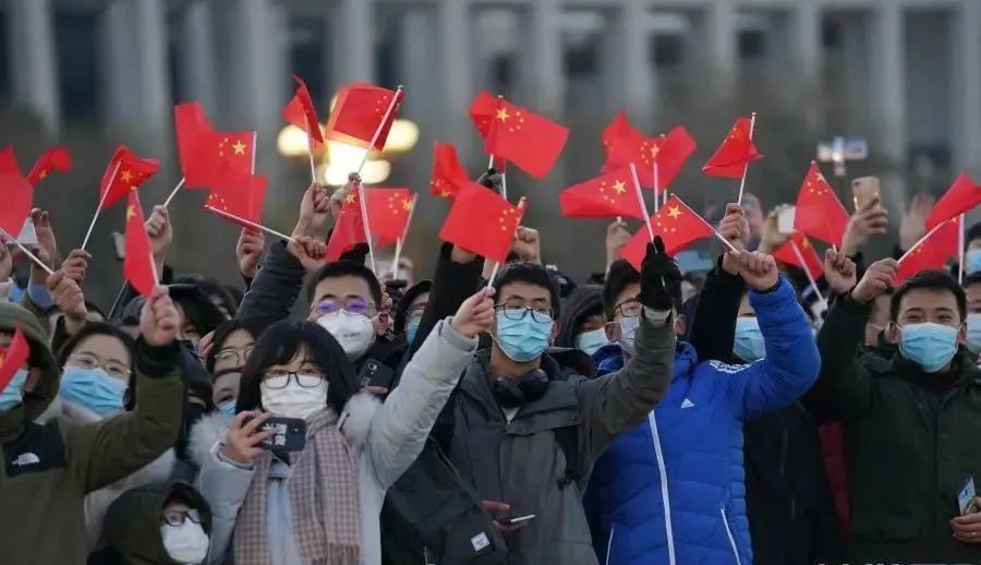 天安门广场新年首次升旗仪式,数千名群众戴口罩现场观礼