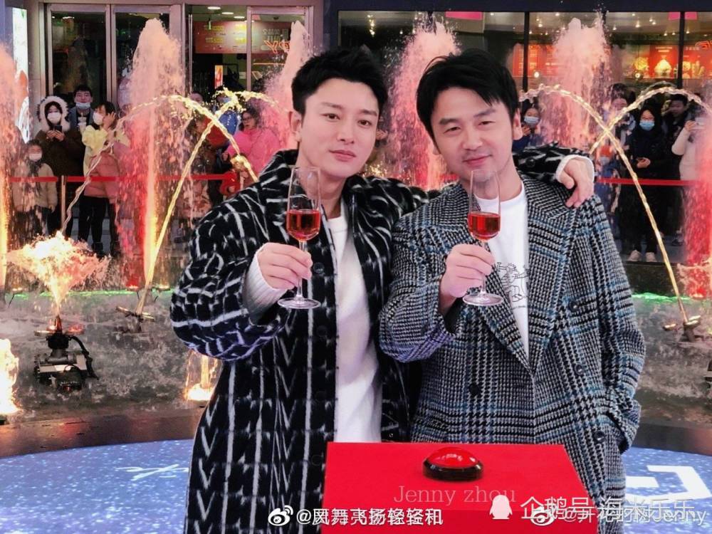 贾乃亮雷佳音合影:把你的手从我的嘴上拿开