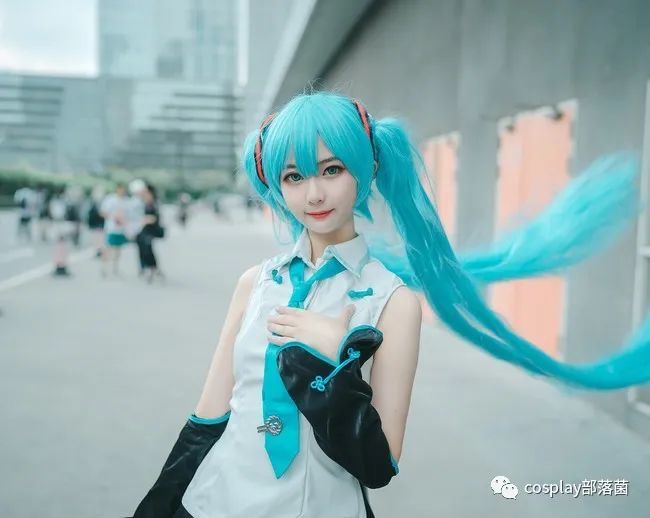 cos:海蓝色飘逸长发的初音未来cos