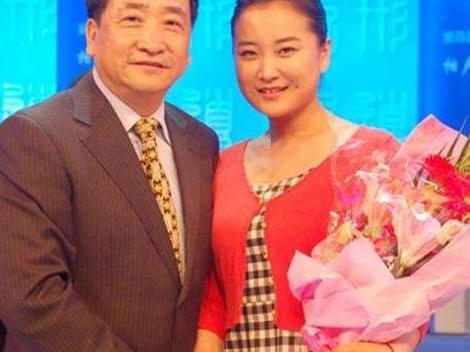 母亲早逝男友抛弃人称倒尿女孩的贾玲谣传是姜昆私生女