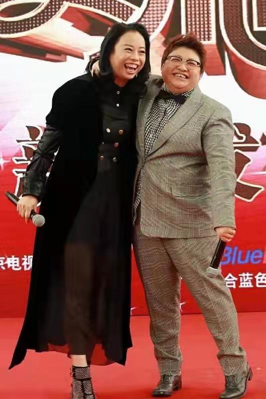 韩红暴瘦34斤卫衣搭牛仔裤真时髦站兵哥哥中间小鸟依人