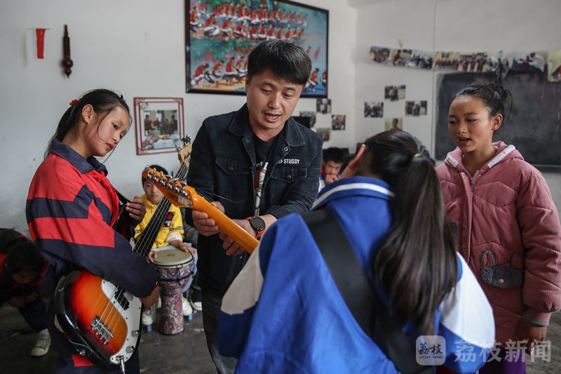 (顾亚指导学生们演奏)