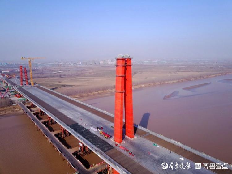 航拍在建济南凤凰黄河大桥最新进展,这可是黄河上最宽