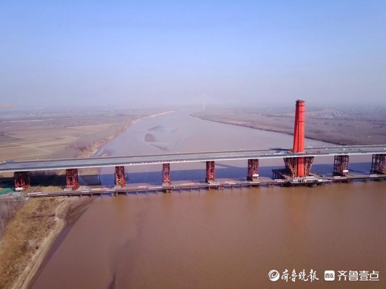 航拍在建济南凤凰黄河大桥最新进展,这可是黄河上最宽