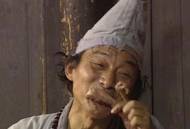 真金不怕火炼,游本昌便更加努力的钻研演技,甚至登上了春晚的舞台,可