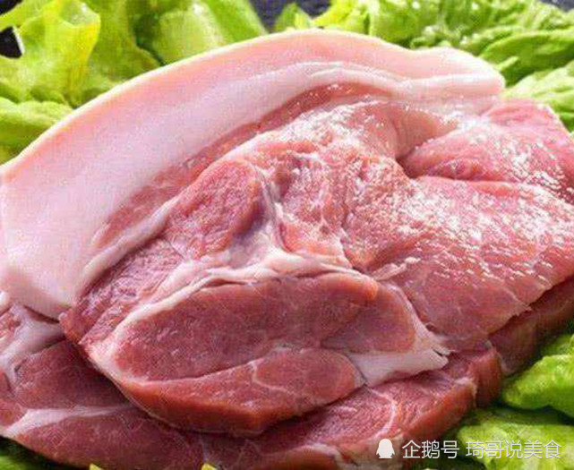 喂养了瘦肉精的猪,猪肉的脂肪层厚度不足1厘米,正常的猪肉则大于2