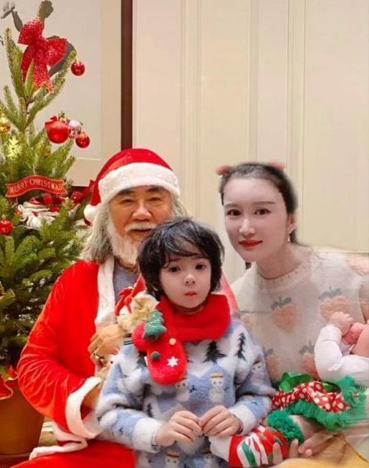 张纪中4任妻子4个娃,长女亲自照顾继母生子,筹划弟弟们未来