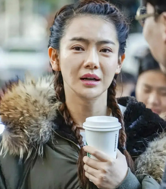 戚薇近照曝光,路人镜头下的她脸上爆痘,颈纹明显,与精修图相比反差