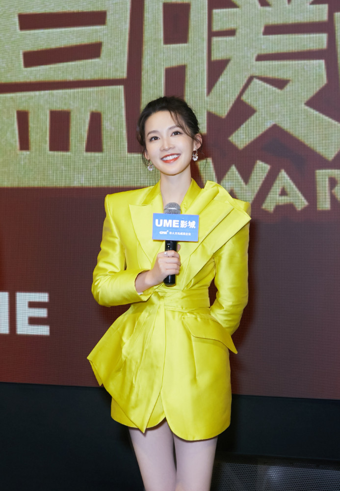 李沁气质太绝了一身明黄色西装气场全开扎丸子头俏皮又可爱