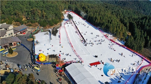 " 冰雪明月山,天然滑雪场 " 元旦开板首滑 山顶体验滑雪乐趣