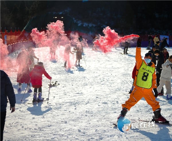 " 冰雪明月山,天然滑雪场 " 元旦开板首滑 山顶体验