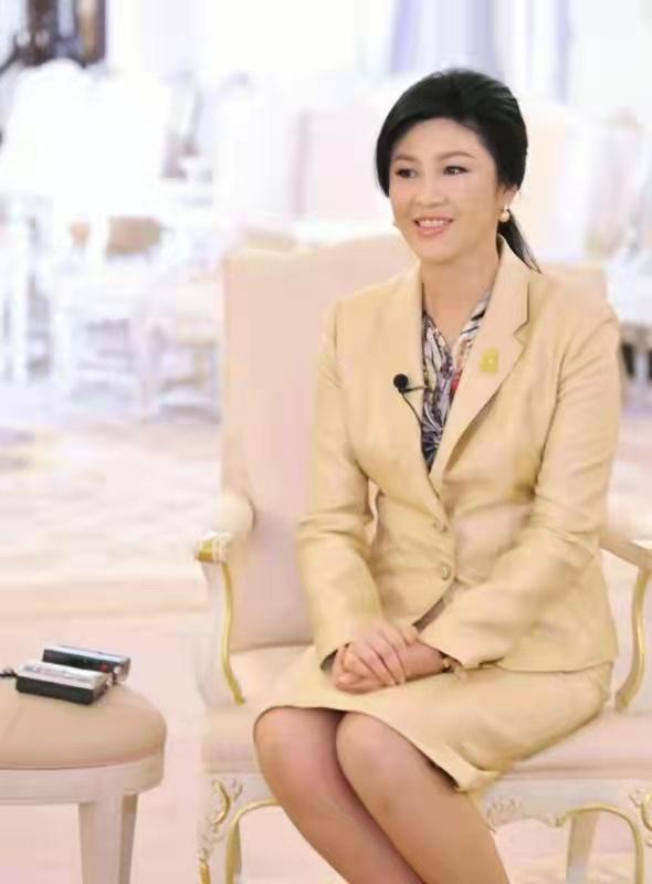 泰国最美女总理英拉晒美照!化浓妆成大小眼,穿花毛衣气质太名媛