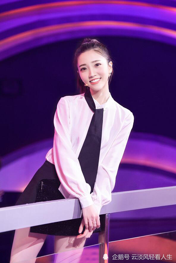 张纯烨:美女主持,那双大长腿特别吸引人