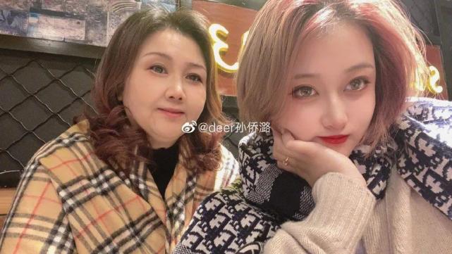 "不过,刚刚孙侨潞的微博更新:孙侨潞妈妈用她的账号发文确认了孙侨潞