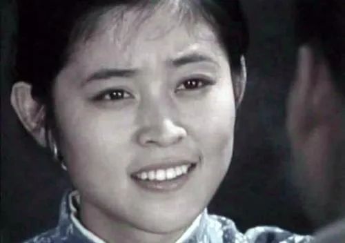 上世纪八十年代,20岁的倪萍出演过电影《山菊花》,《女兵》,那时候的