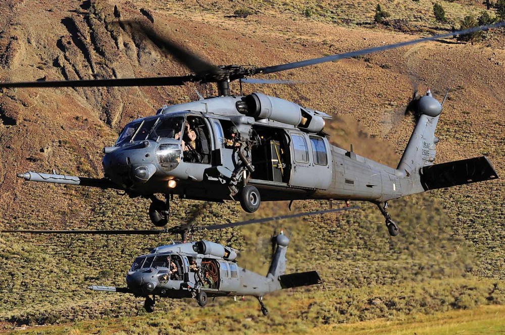 安装有加油探管的hh-60w"铺路鹰"空军战斗/搜救直升机.
