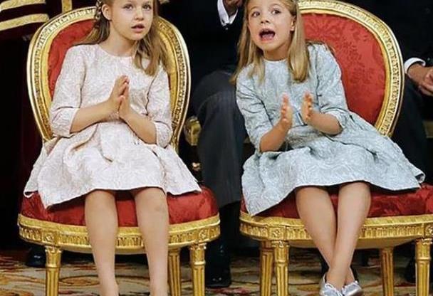 西班牙公主小时候照片曝光,满头卷发似真人芭比,萌得国王心化了