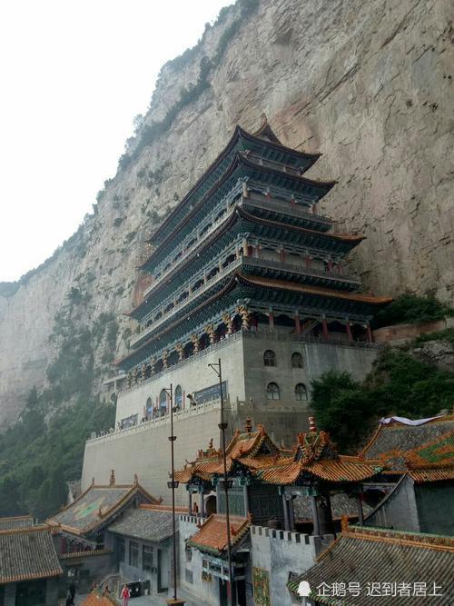在介休市绵山镇西欢村柏树岭有棵柏树,称为秦柏,相传为秦初植种,距今