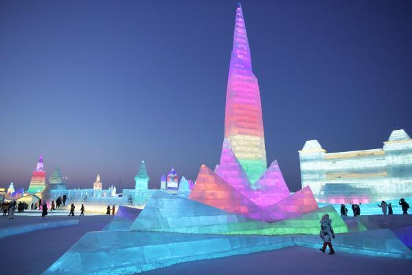 2021年1月2日,游客在哈尔滨冰雪大世界园区体验冰雪娱乐项目.