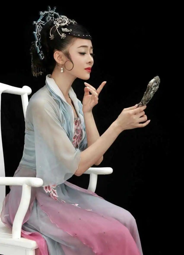 华宵一以舞蹈为圆心不停旋转