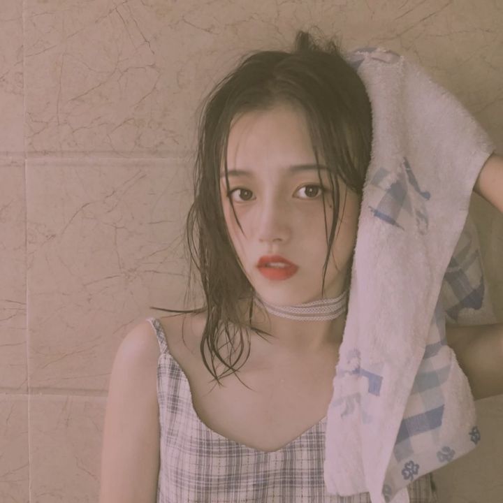 日系女生头像:干净简约