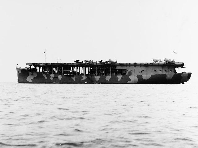 美国海军第一艘护航航母"长岛"号,摄于1941年11月.