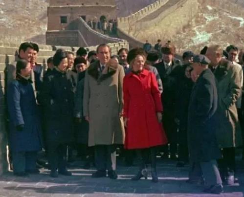 尼克松访华时中国要送礼,周总理随手指着一包香烟说:就送这个