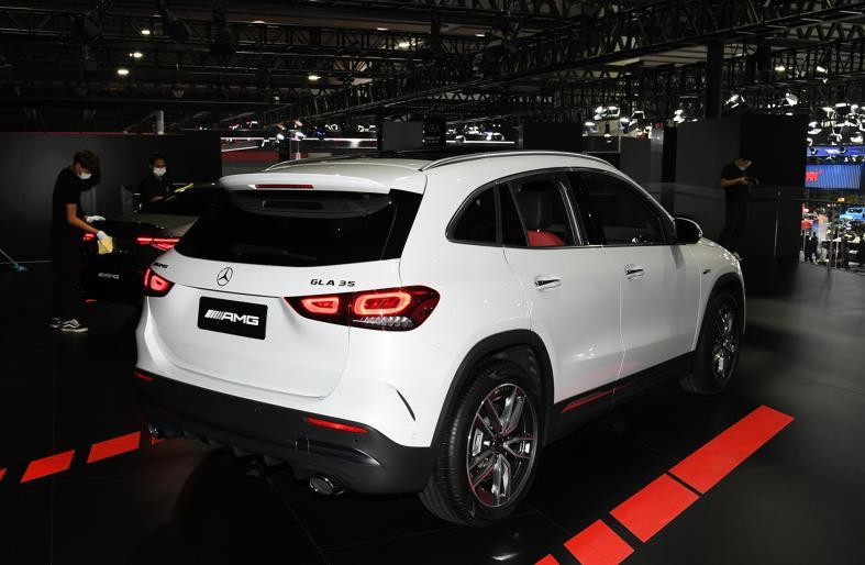 奔驰amg gla35 4matic,配2.0t306匹,成同级最速车