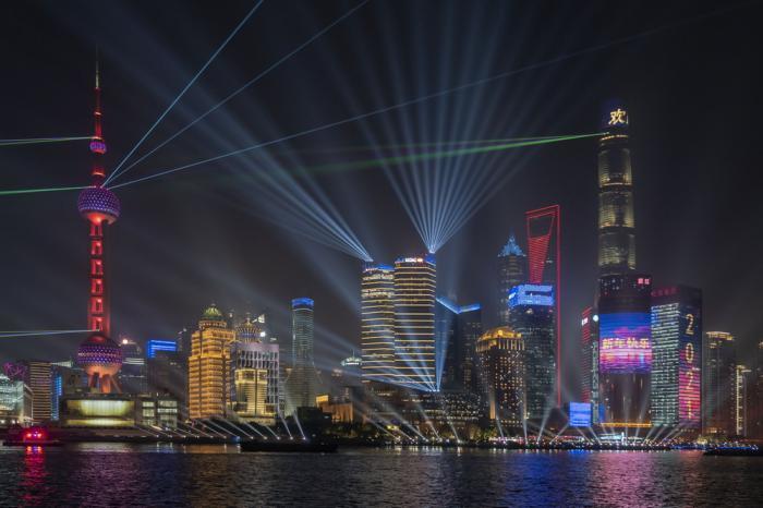 2021年1月2日在上海外滩拍摄的陆家嘴光影秀.