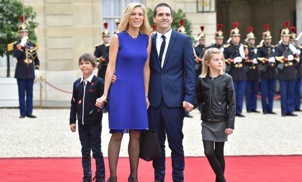 法国总统与女儿度假,布丽吉特穿连体泳衣秀身材,不比43岁女儿差