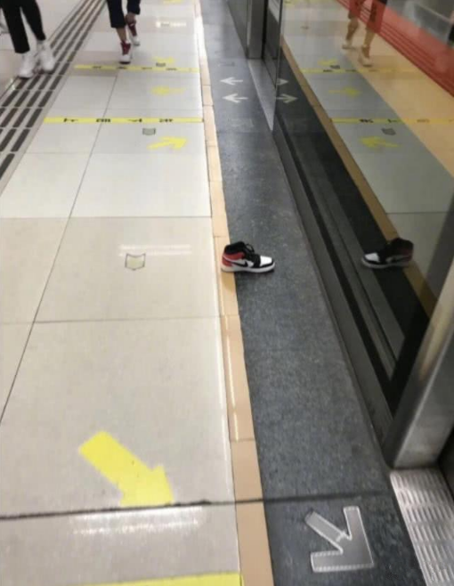 在地铁站上发现了一只遗落的鞋子,我在想:之前这里肯定发生了一场惊天