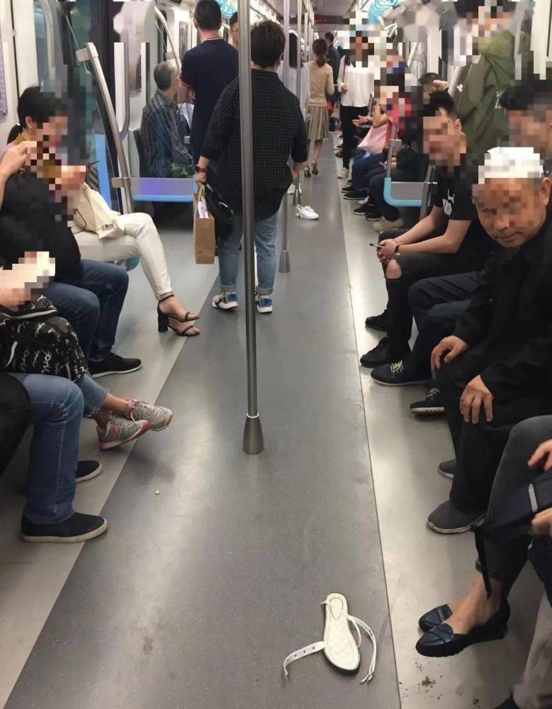 早晨上班的时候,在地铁中看到了一只鞋子,这是哪个美女的鞋子丢了?