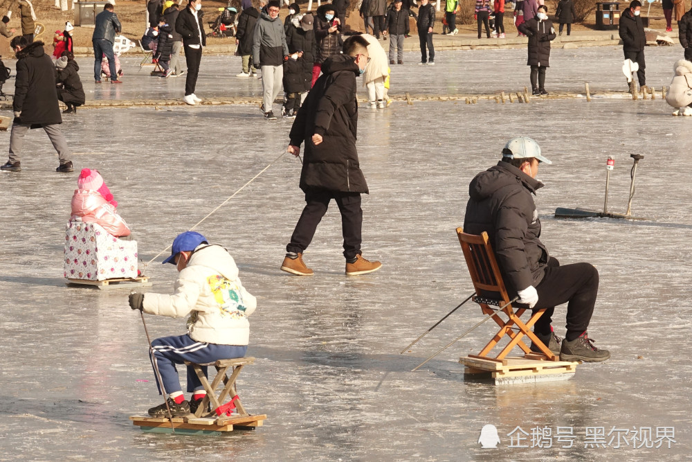 2021年1月3日,众多市民在大连前关湿地公园结冰的湖面上溜冰,滑冰车.