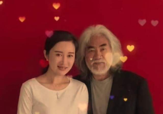 69岁张纪中高调秀恩爱,妻子杜星霖却满脸不自然,网友