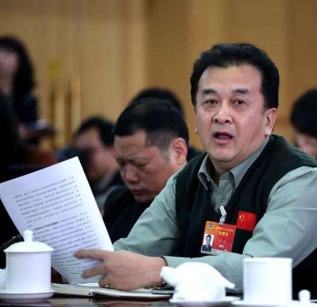 2015年,国家一级演员黄宏上午被免职,下午就被带走,今现状堪忧