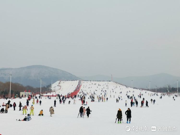 元旦假期冰雪项目受追捧,济南园博园滑雪场迎来大批市民和游客