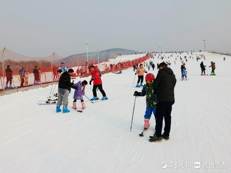 元旦假期冰雪项目受追捧,济南园博园滑雪场迎来大批市民和游客