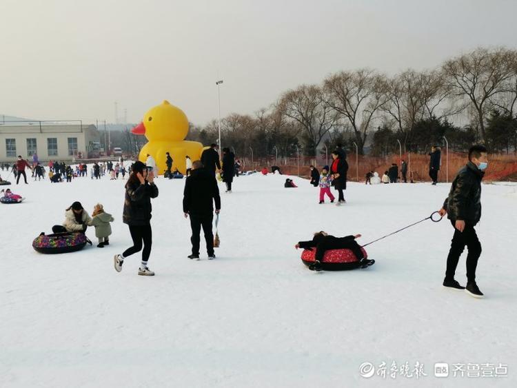 元旦假期冰雪项目受追捧,济南园博园滑雪场迎来大批市民和游客