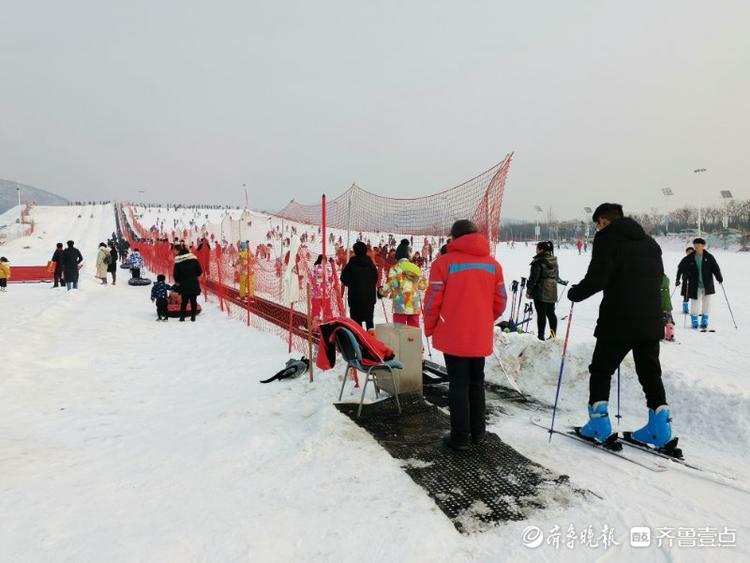 元旦假期冰雪项目受追捧,济南园博园滑雪场迎来大批市民和游客