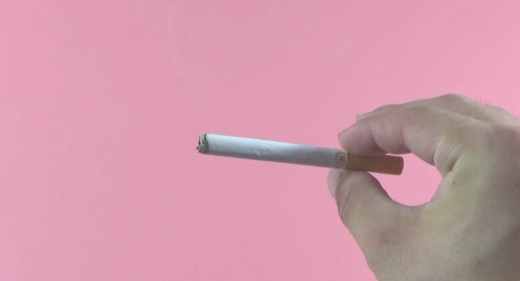 最后,吸烟消愁愁更愁.