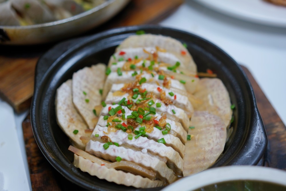 芋头煲用砂锅烹饪得很是入味,芋头的口感很绵密,三层肉肥瘦适中,一点