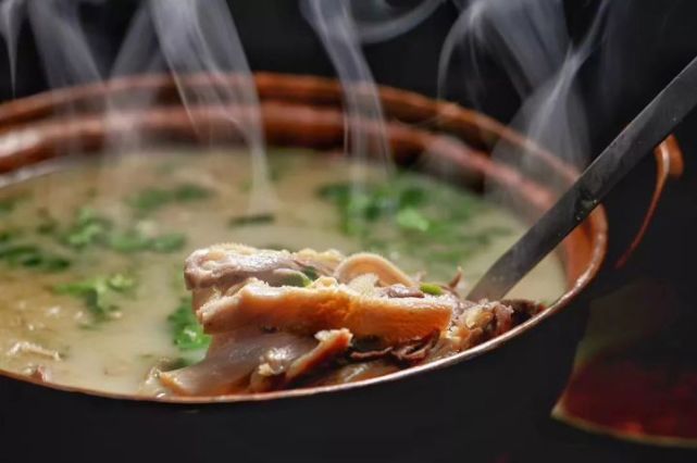 其中名气最高的,当属"藏书羊肉汤",它与单县羊汤,海拉尔羊汤,简阳羊汤
