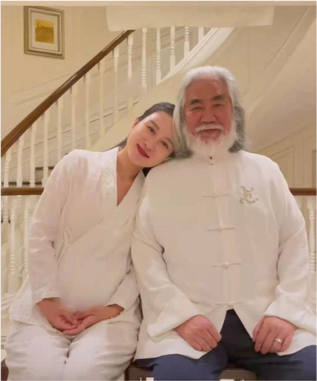 著名导演张纪中69岁与38岁小娇妻合拍视频,小娇妻表情